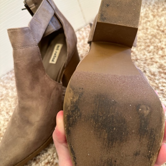 Beige women’s cut out shoes. Size 8.  The brand is Not Rated. - Picture 4 of 5